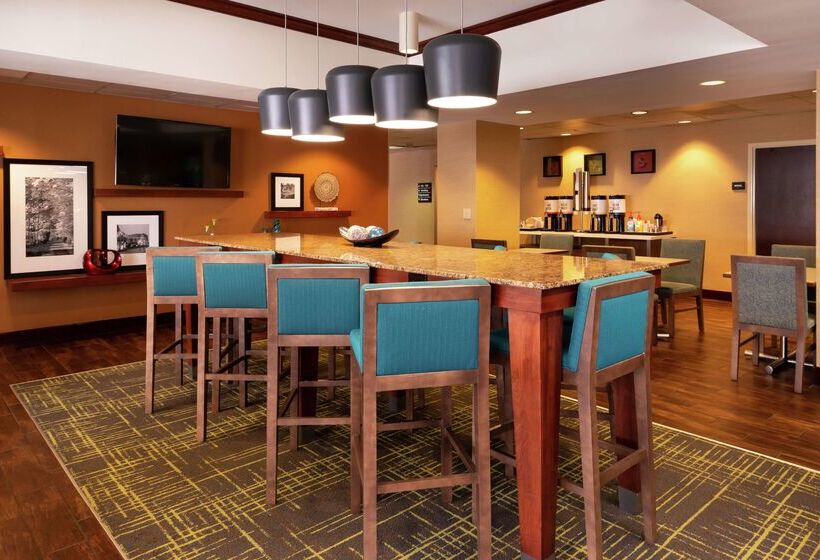 هتل Hampton Inn Greensboro Airport