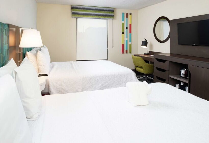 هتل Hampton Inn Greensboro Airport