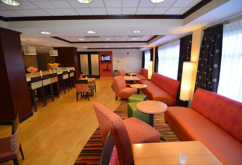 هتل Hampton Inn Groton