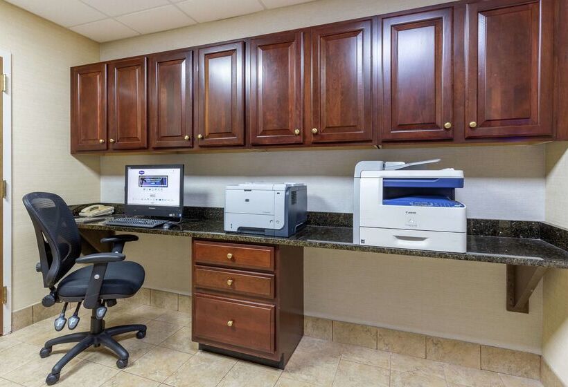 هتل Hampton Inn Groton