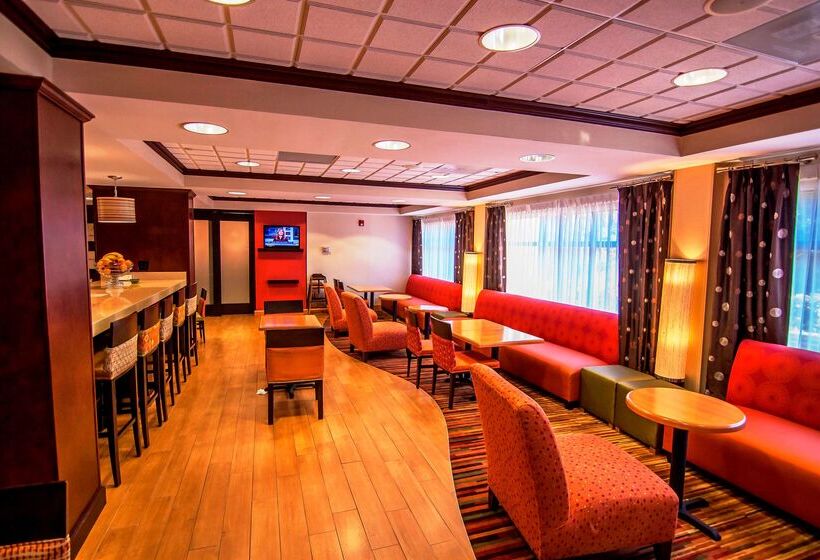 هتل Hampton Inn Groton