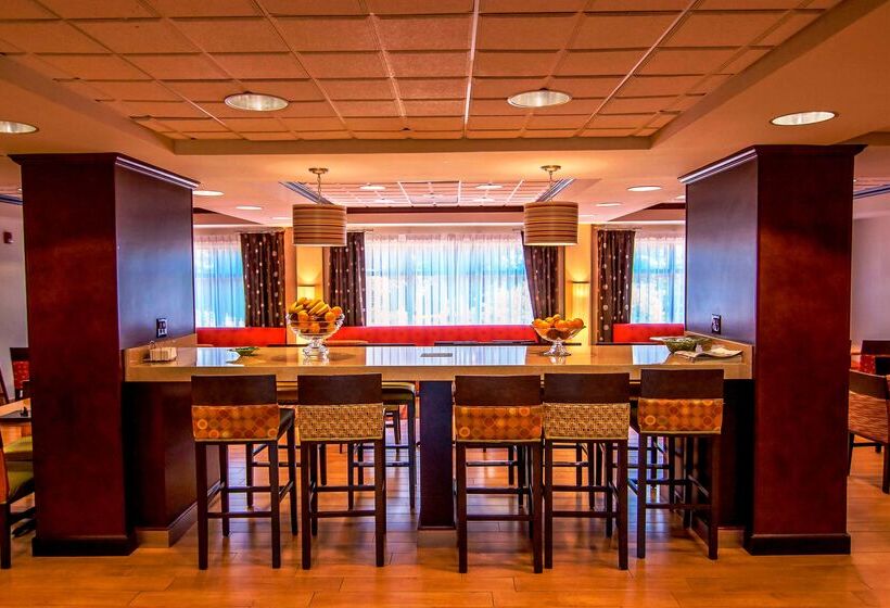 هتل Hampton Inn Groton