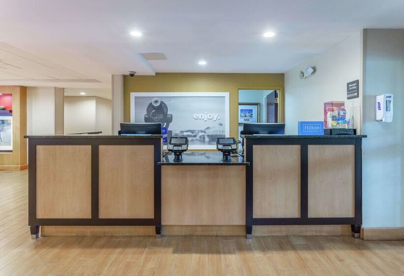 هتل Hampton Inn Groton