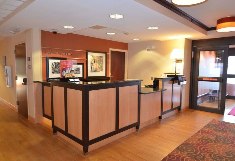 هتل Hampton Inn Groton