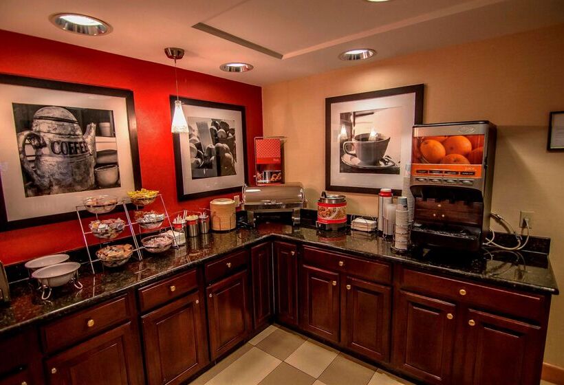 هتل Hampton Inn Groton