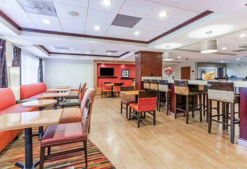 هتل Hampton Inn Groton