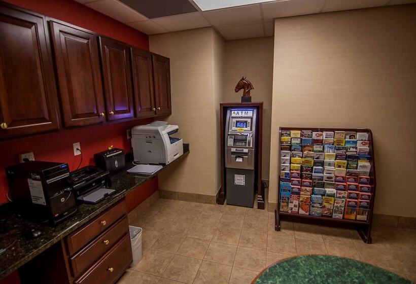 هتل Hampton Inn Groton