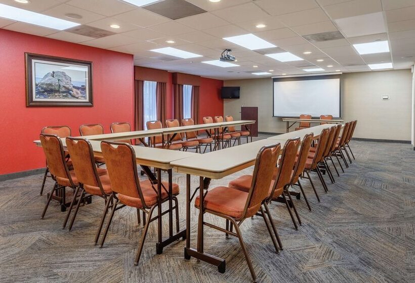 هتل Hampton Inn Groton