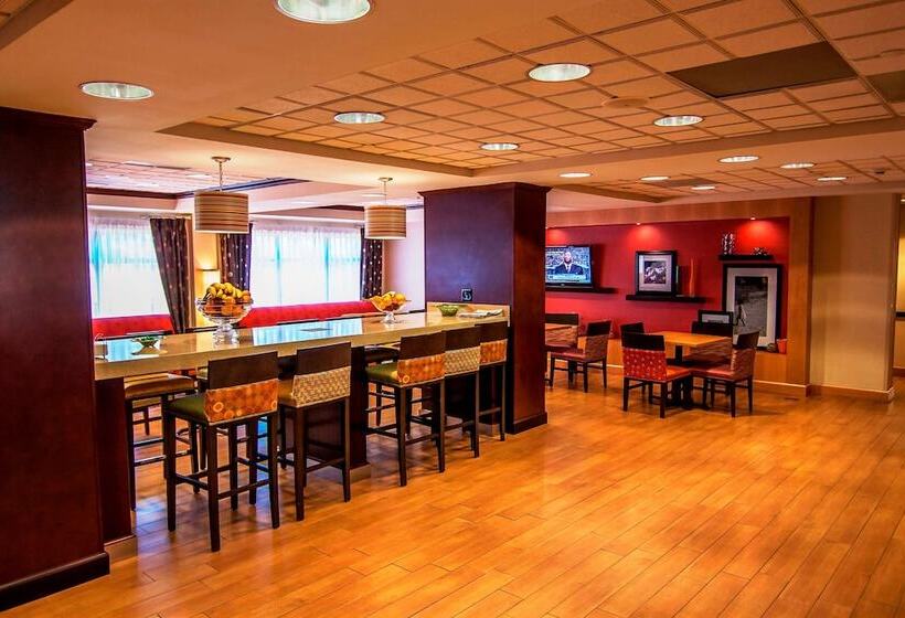 هتل Hampton Inn Groton