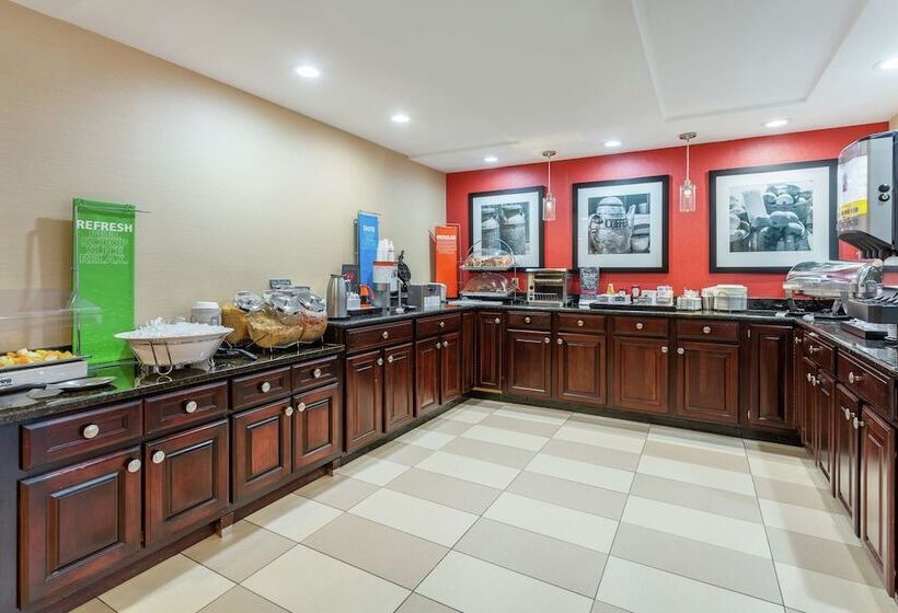 هتل Hampton Inn Groton