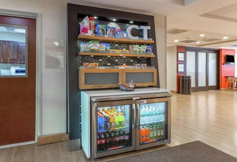 هتل Hampton Inn Groton