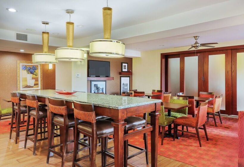 هتل Hampton Inn Heath Newark