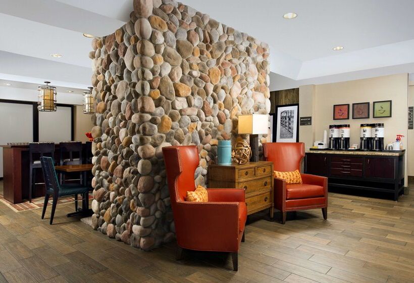 בית מלון כפרי Hampton Inn Kansas City The Legends