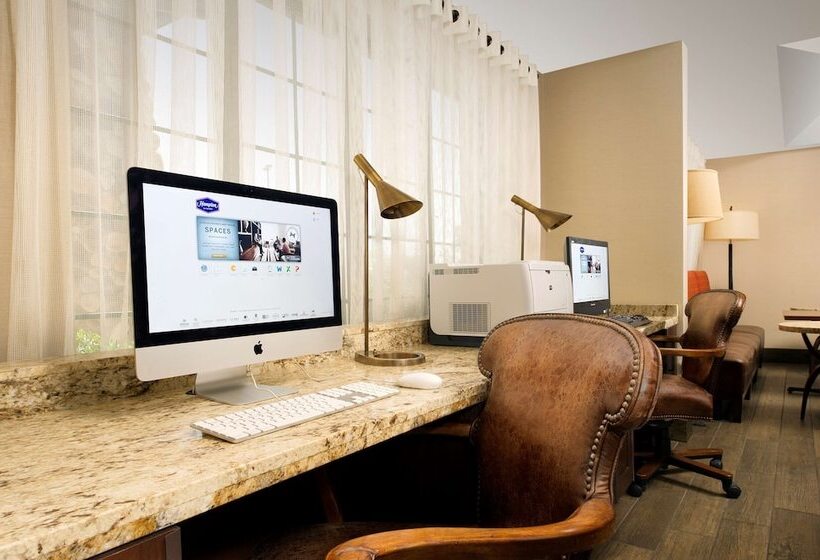 בית מלון כפרי Hampton Inn Kansas City The Legends