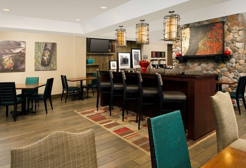 בית מלון כפרי Hampton Inn Kansas City The Legends