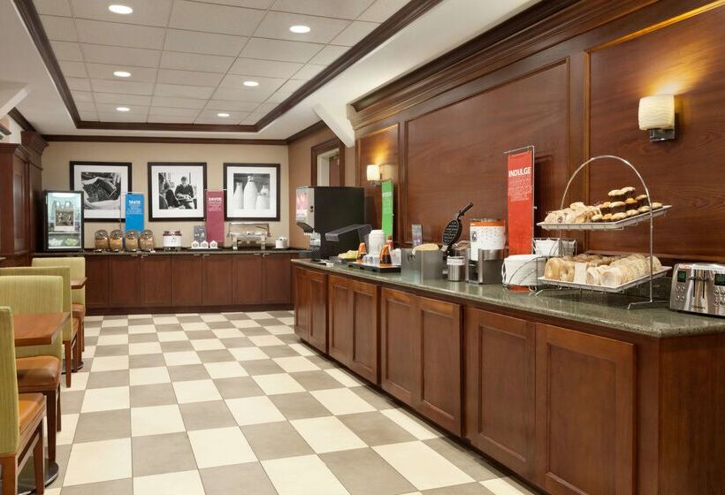 هتل Hampton Inn Long Island  Brookhaven