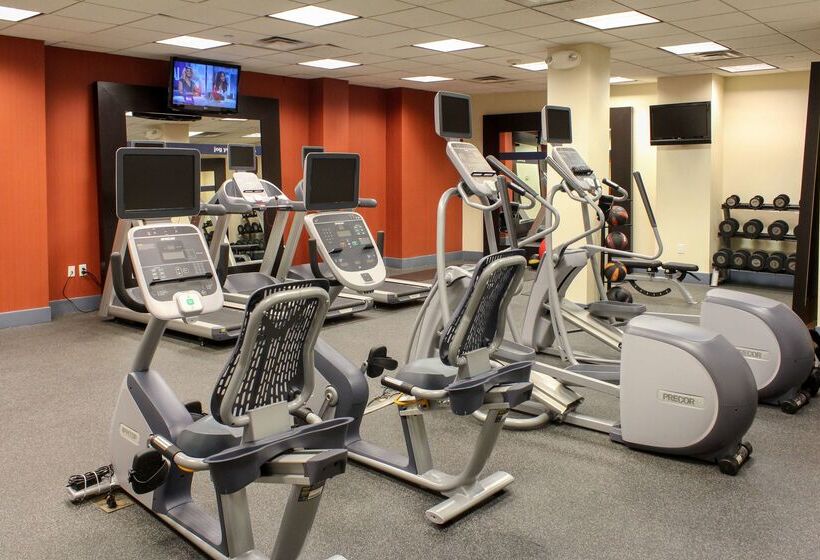 هتل Hampton Inn Long Island  Brookhaven