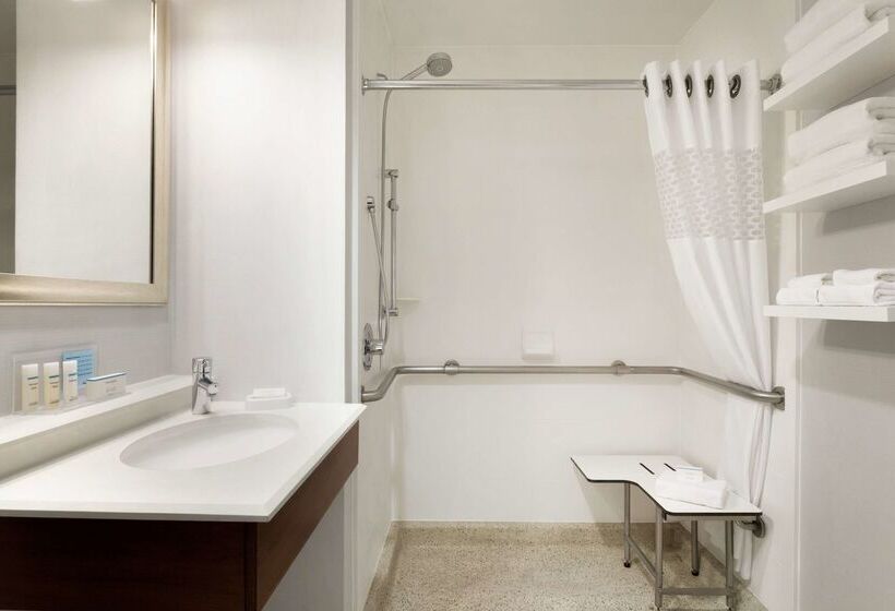 هتل Hampton Inn Long Island  Brookhaven