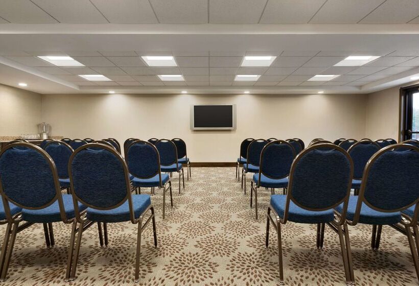 هتل Hampton Inn Long Island  Brookhaven