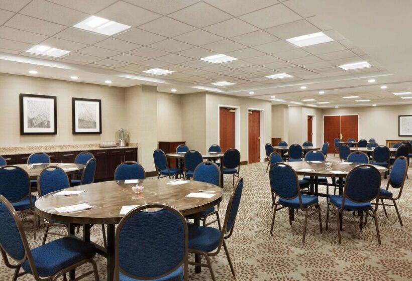 هتل Hampton Inn Long Island  Brookhaven