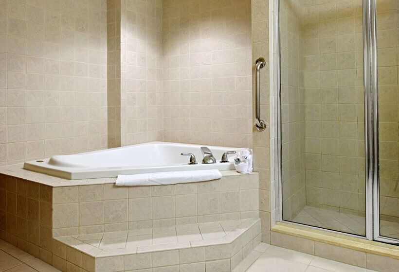 هتل Hampton Inn Long Island  Brookhaven