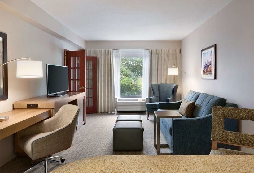 هتل Hampton Inn Long Island  Brookhaven