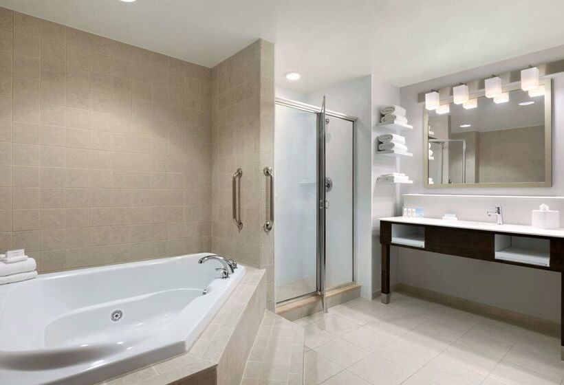 هتل Hampton Inn Long Island  Brookhaven