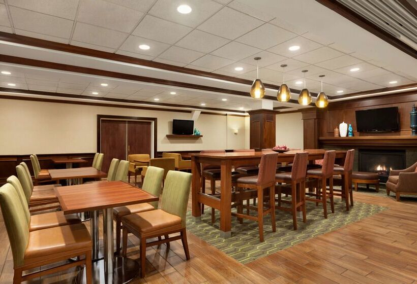 هتل Hampton Inn Long Island  Brookhaven