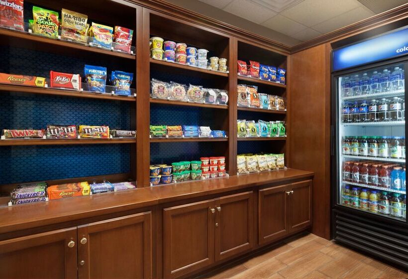 هتل Hampton Inn Long Island  Brookhaven