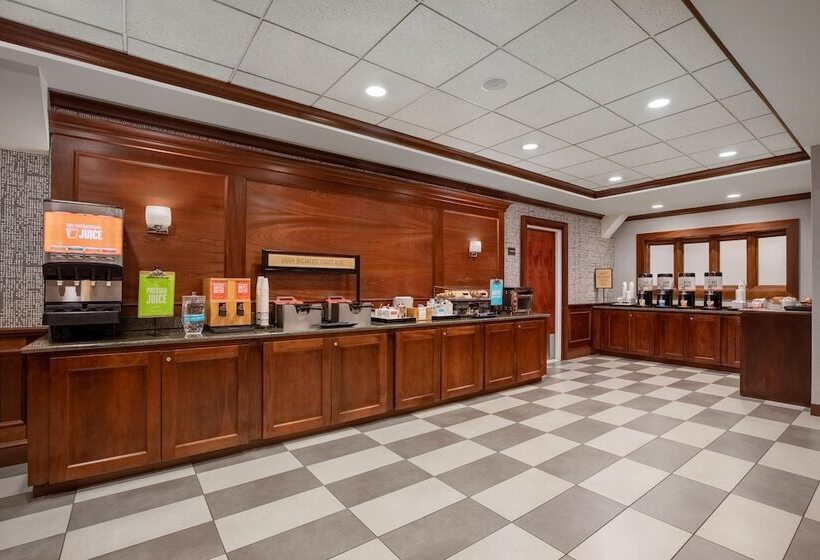 هتل Hampton Inn Long Island  Brookhaven