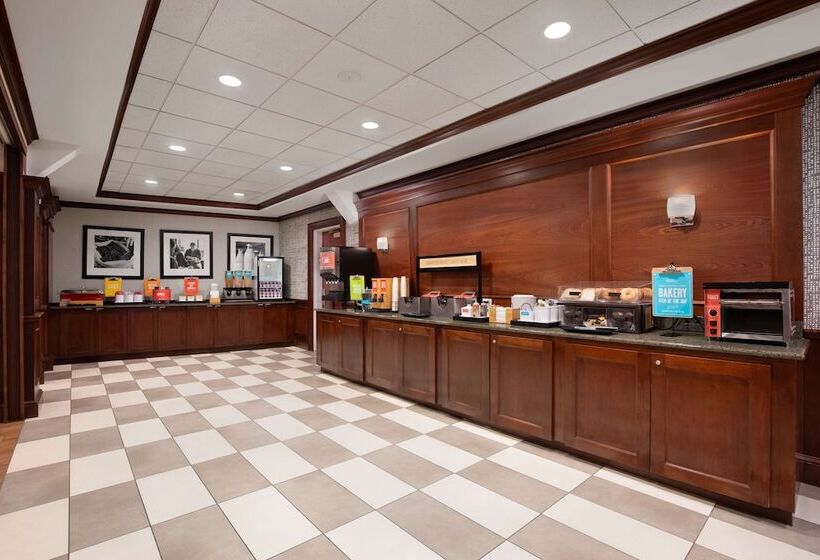 هتل Hampton Inn Long Island  Brookhaven