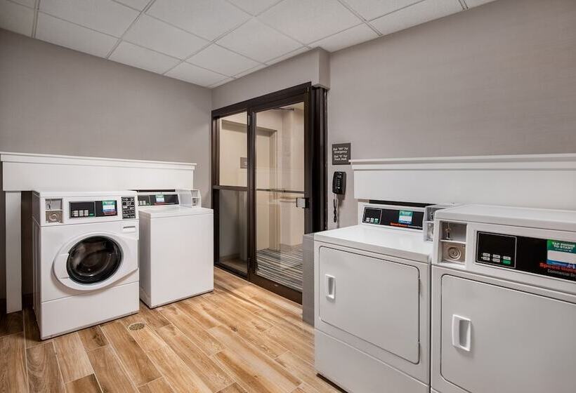 هتل Hampton Inn Long Island  Brookhaven