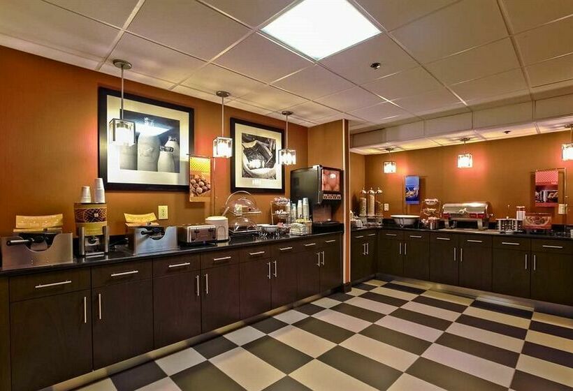 هتل Hampton Inn Manheim