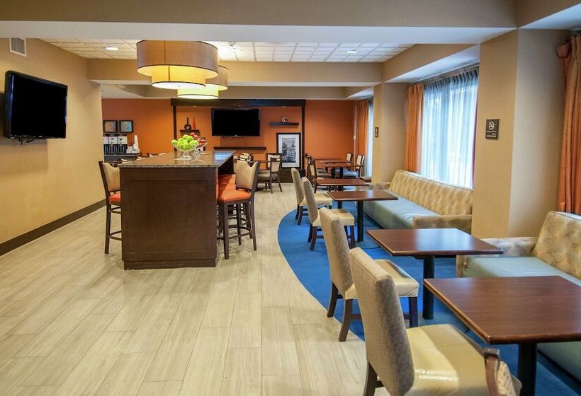 هتل Hampton Inn Metairie