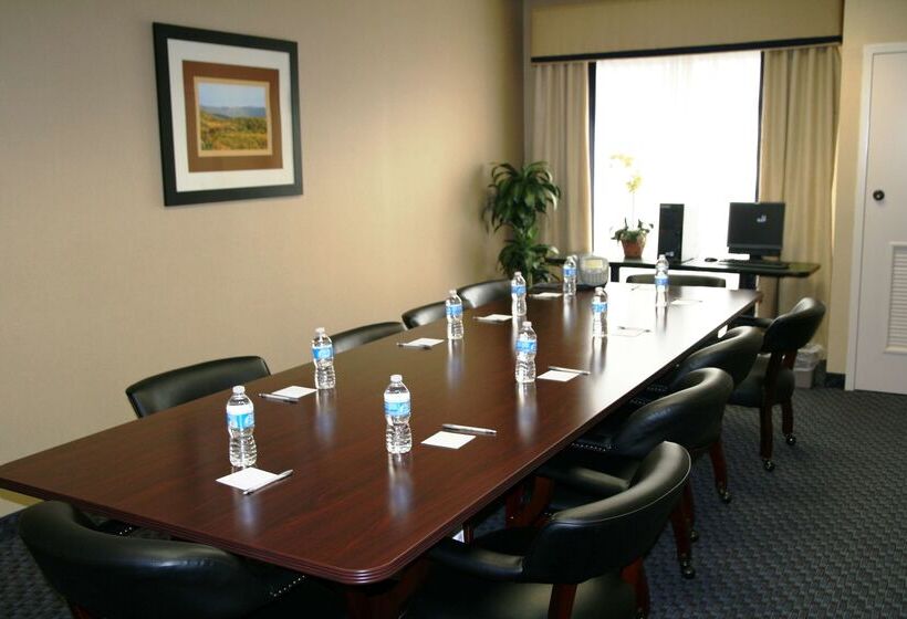 Отель Hampton Inn Mount Airy