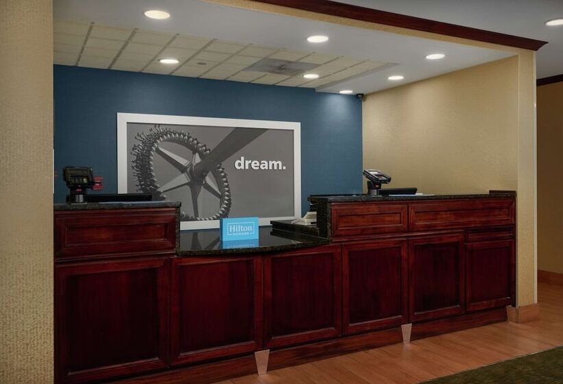 هتل Hampton Inn Newport Newsyorktown