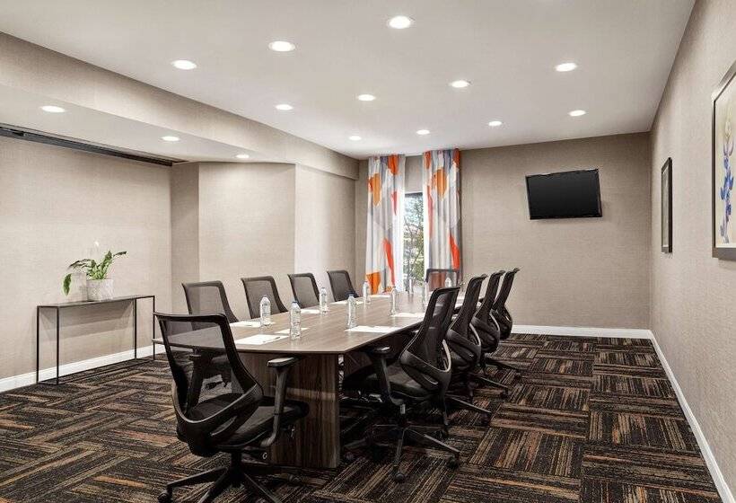 Отель Hampton Inn Paris