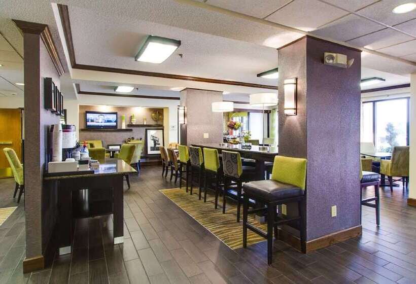 Отель Hampton Inn Salina