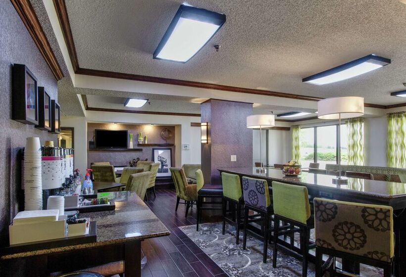 Отель Hampton Inn Salina