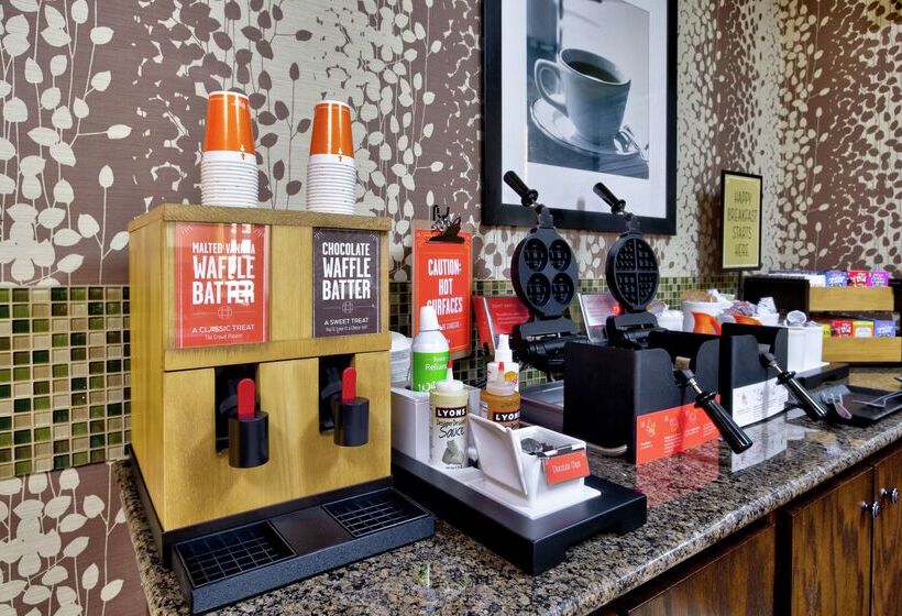 هتل Hampton Inn Salina