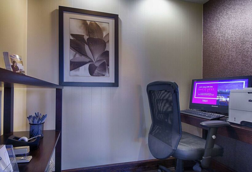 Отель Hampton Inn Salina