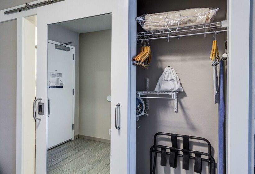 Отель Hampton Inn Salina