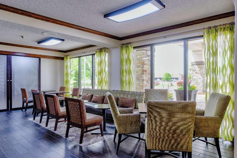 هتل Hampton Inn Salina