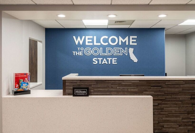 Отель Hampton Inn & Suites Agoura Hills