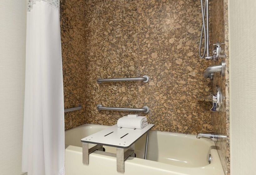 هتل Hampton Inn & Suites Manchesterbedford