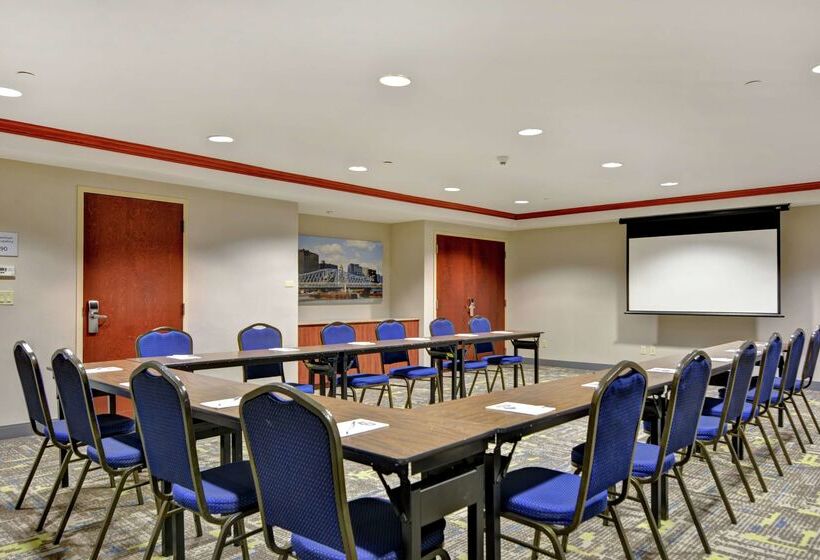 בית מלון כפרי Hampton Inn & Suites Newark Harrison Riverwalk