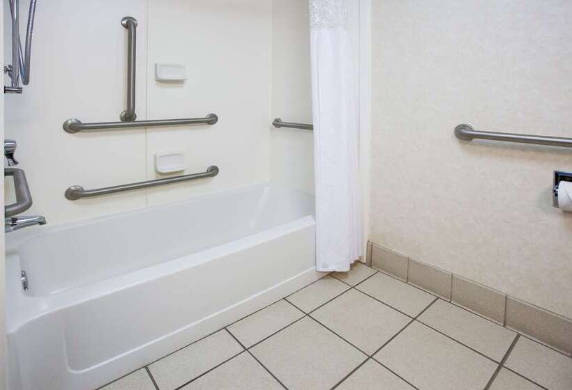 هتل Hampton Inn & Suites Oxfordanniston