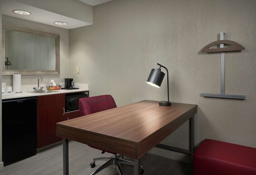 هتل Hampton Inn & Suites Oxfordanniston