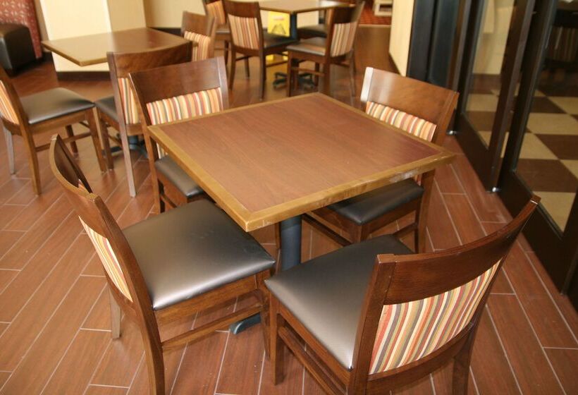 هتل Hampton Inn & Suites Oxfordanniston