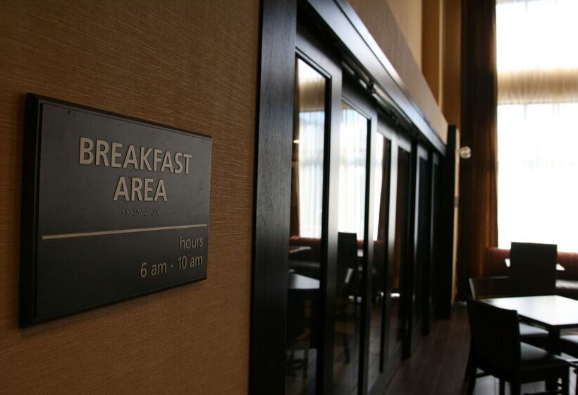 هتل Hampton Inn & Suites Oxfordanniston